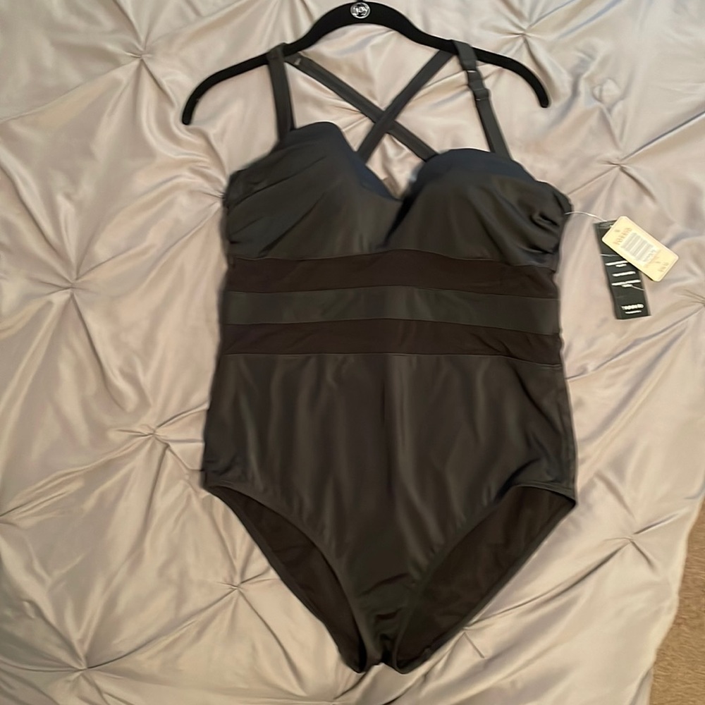 Torrid One-Piece Swimsuit 🖤 Has built-in bra w/ underwire. Straps Cross 🖤